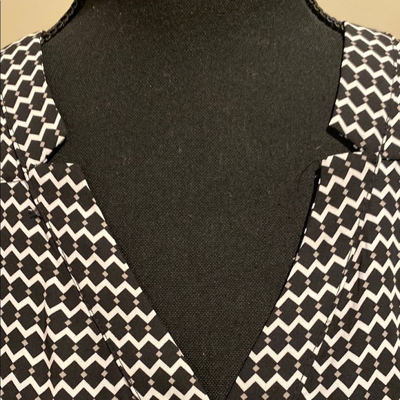 Black and White Notched Collar Blouse with Cuffed Sleeves - Picture 3 of 8